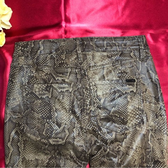⭐️NEW⭐️White House Black Market (WHBM) Python Print Coated Skinny Ankle Pant - Picture 5 of 7
